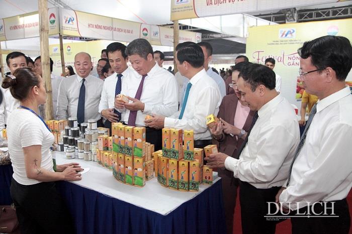 Phó Chủ tịch UBND TP. Hà Nội Nguyễn Mạnh Quyền và các đại biểu tham quan gian hàng thuốc Nam của đồng bào Dao ở Ba Vì